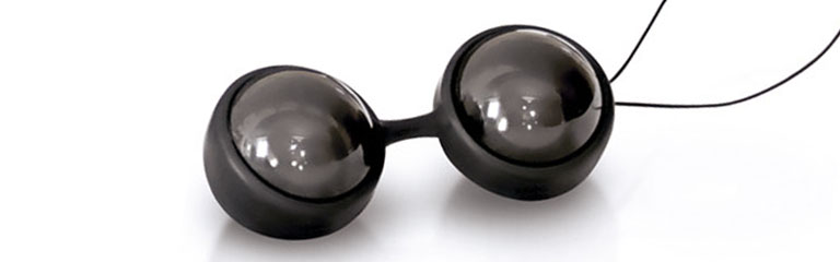Lelo's Noir Ben Wa Balls come with a holder with a sting for easy removal. Or hanging on things. Your choice.
